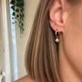 Boucle d'oreille anneau trèfle blanc